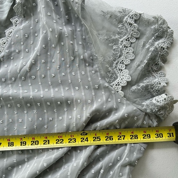 New!Elegant Lite Gray Lace Trim Women's Top size 30 or 6X - Picture 4 of 5